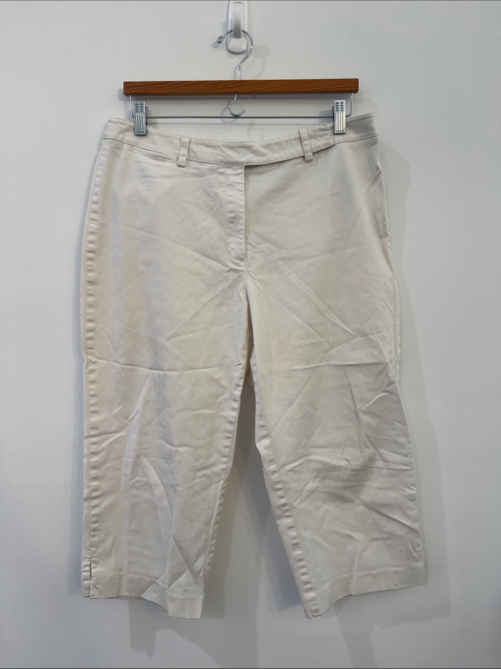 Liz Claiborne Cream Cropped Pants